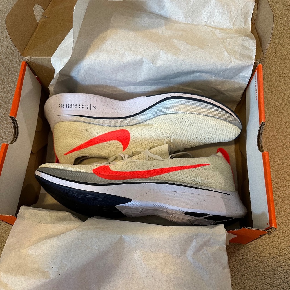 Nike Vaporfly 4% Flyknit Running Shoes.  Mens 10.5/Womens 12. NWOT